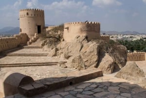 Ganztägiger Ausflug zum Wadi Abyadh-Wekan Dorf-Nakhal Fort-Hot Spring