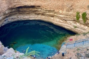 Excursión de día completo: Wadi Shab y Sinkhole: explora las maravillas de la naturaleza