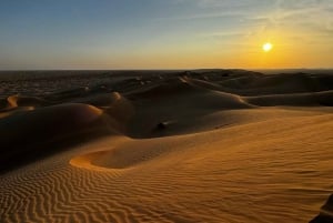 Golden Hour Magic: Al Khalin aavikon auringonlaskun kierros: Rub' Al Khali Desert Sunset Tour