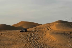 Magia dell'ora d'oro: Tour del tramonto nel deserto di Rub' Al Khali