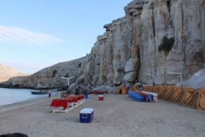Jasab: Acampada en la playa con un crucero de un día en pensión completa