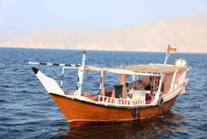 Khasab: Strandkamperen met een cruise van een hele dag op basis van volpension