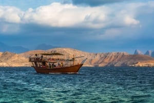 Jasab: Acampada en la playa con un crucero de un día en pensión completa