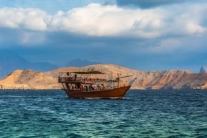Jasab: Crucero de medio día en dhow, observación de delfines y snorkel