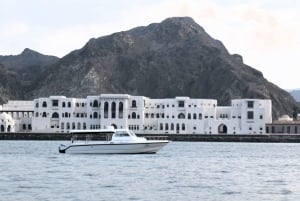 Muscat: tour in barca di 2 ore con vista sul tramonto