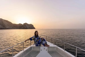 Muscat: tour in barca di 2 ore con vista sul tramonto