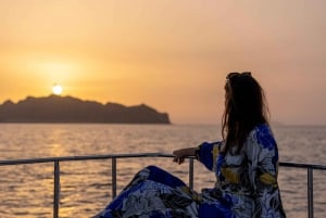 Mascate: Excursión de 2 horas en barco para ver la puesta de sol