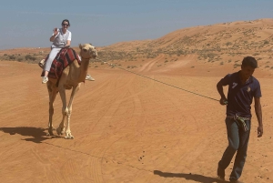 Muscat: Bidiya Desert Sunset Kameltur med transfer