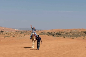Muscat: Bidiya Desert Sunset Kameltur med transfer