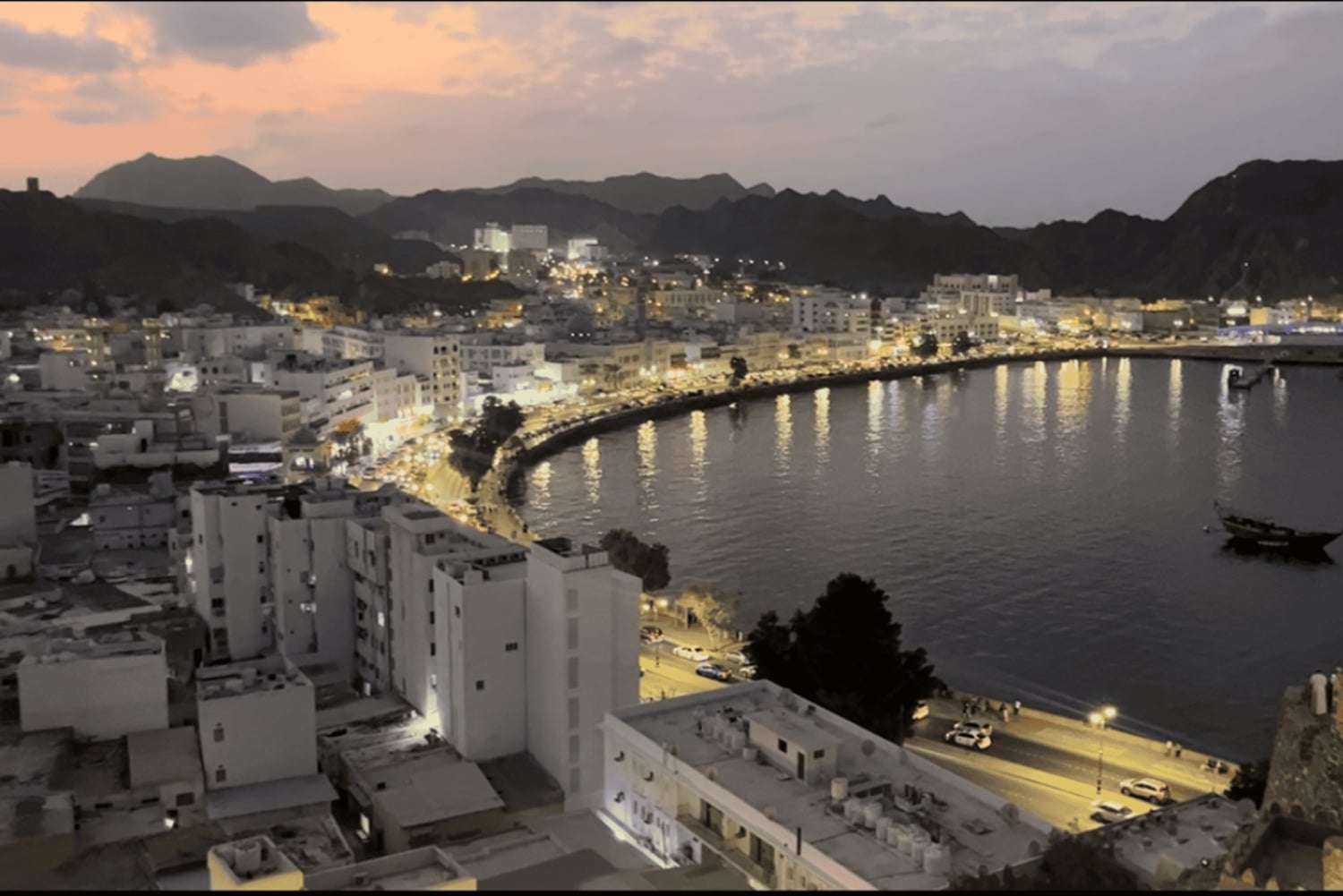 مسقط بالليل: جولة مدينة خاصة مع شاي محلي ووجبات خفيفة