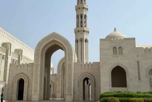 Tour della città di Muscat e vita con l'uomo omanita (auto di lusso).