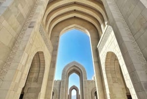 Tour della città di Muscat e vita con l'uomo omanita (auto di lusso).