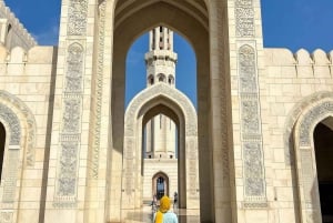 Tour della città di Muscat e vita con l'uomo omanita (auto di lusso).