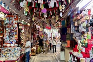 Tour della città di Muscat e vita con l'uomo omanita (auto di lusso).