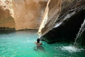 Muscat: Privat dagstur til Wadi Shab og Bimmah-synkehullet