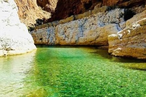 Muscat: Privat dagstur Wadi Shab & Bimmah Sinkhole