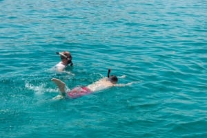 Muscat: Daymaniyat Islands Private Boat Tour with Snorkeling