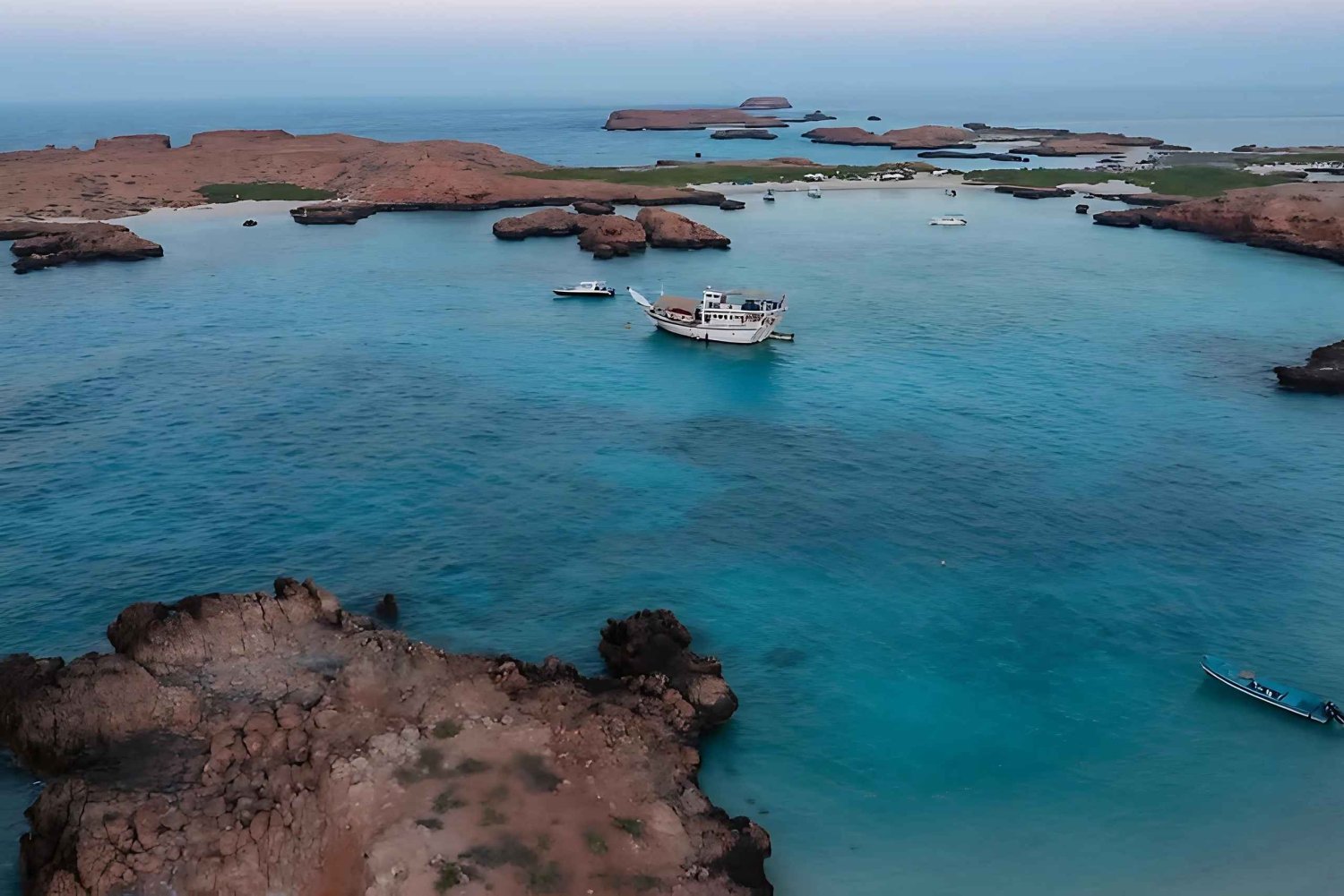 Muscat: Snorkeltur ved Dimaniyat-øerne med afhentning på hotellet