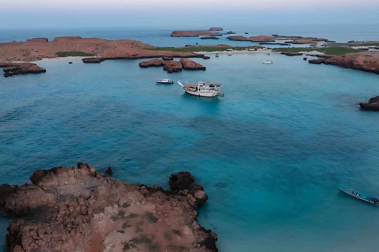 Maskat: nurkowanie z rurką na Dimaniyat Islands z odbiorem z hotelu