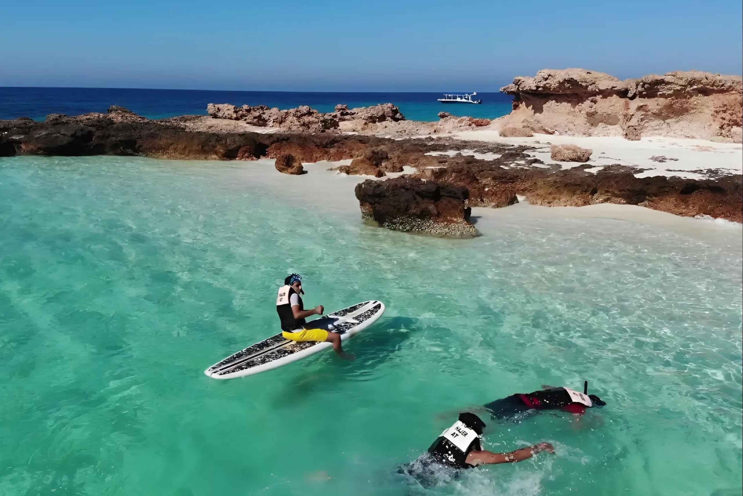 Maskat: nurkowanie z rurką na Dimaniyat Islands z odbiorem z hotelu