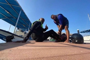 مسقط: مغامرة ركوب الأمواج الشراعية في مرسى الموج