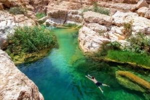 Muscat: Full-Day Wadi Shab & Bimmah Sinkhole + free lunch