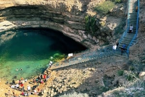 Muscat: Full-Day Wadi Shab & Bimmah Sinkhole + free lunch