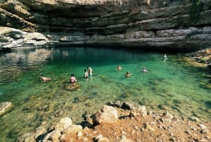 Muscat: Full-Day Wadi Shab & Bimmah Sinkhole + free lunch