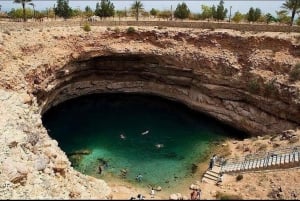 Muscat: Full-Day Wadi Shab & Bimmah Sinkhole + free lunch