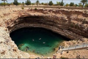 Muscat: Full-Day Wadi Shab & Bimmah Sinkhole + free lunch