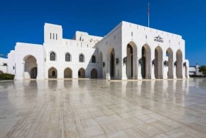 Mascate: passeio noturno em grupo pela cidade com recolha e jantar grátis