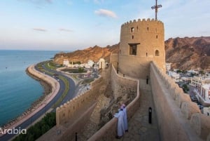 Mascate: passeio noturno em grupo pela cidade com recolha e jantar grátis