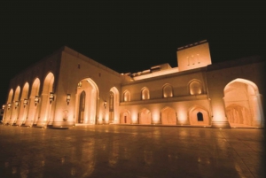 Muscat: Night Tour with Dinner at Bustan Palace