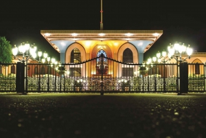 Muscat: Night Tour with Dinner at Bustan Palace