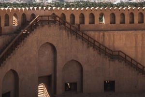 Kokopäiväretki Nizwa Souqiin, linnaan ja linnoitukseen, Barakat Al Mouziin