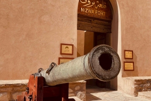 Kokopäiväretki Nizwa Souqiin, linnaan ja linnoitukseen, Barakat Al Mouziin