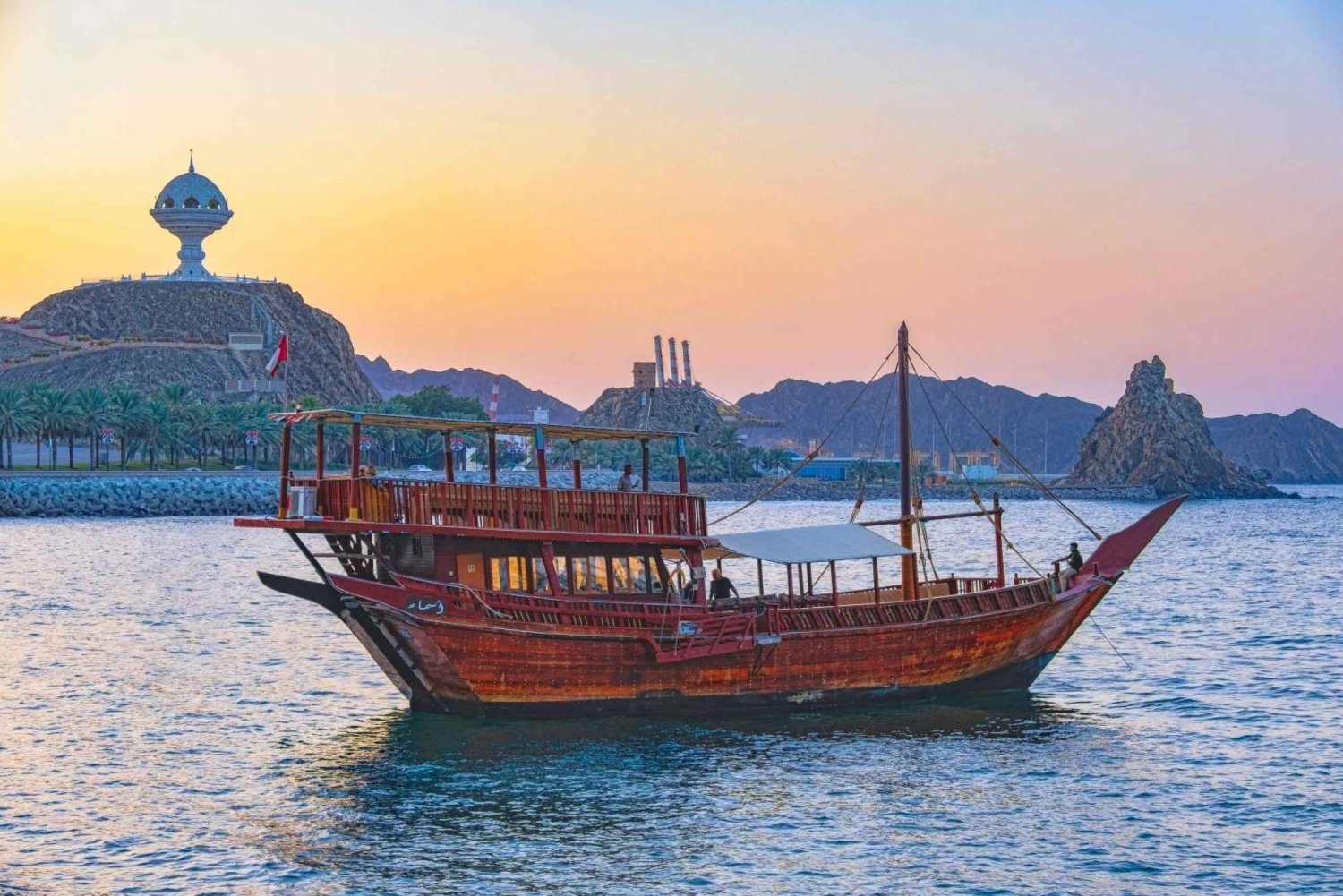 Muscat - Omanin dhow-risteily rannikolla ja auringonlasku (2 tuntia)