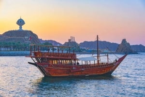 Muscat: Omaanse traditionele dhow boottocht bij zonsondergang