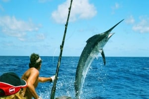 Muscat: Private Full-Day Fishing Trip with Pickup and Lunch