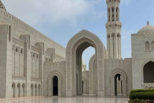Muscat: Sultan Qaboos Grand Mosque Tour with Omani Lunch