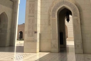 Muscat: Sultan Qaboos Grand Mosque Tour with Omani Lunch