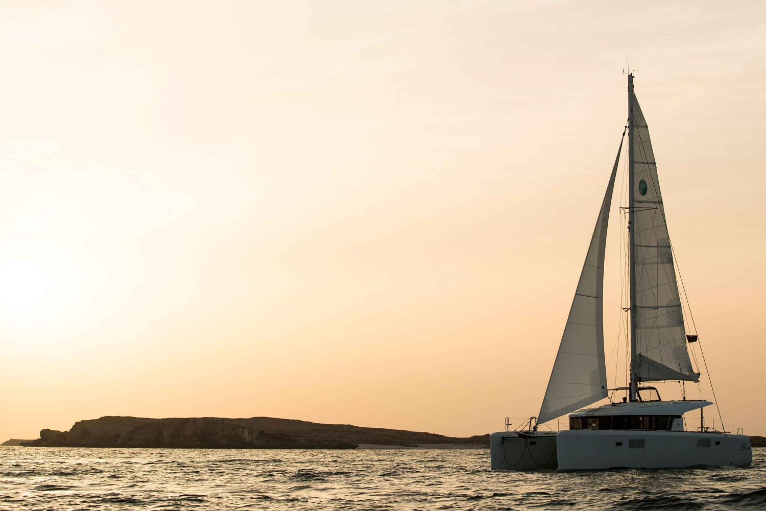 Croisière en catamaran au coucher du soleil à Mascate