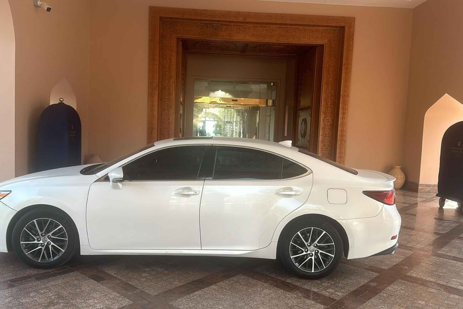 Маскат: частный трансфер на такси класса люкс из аэропорта