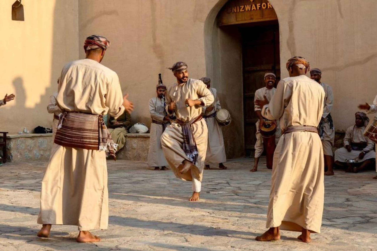 من مسقط إلى نزوى: جولة خاصة في القلعة والسوق والفلج والمتحف