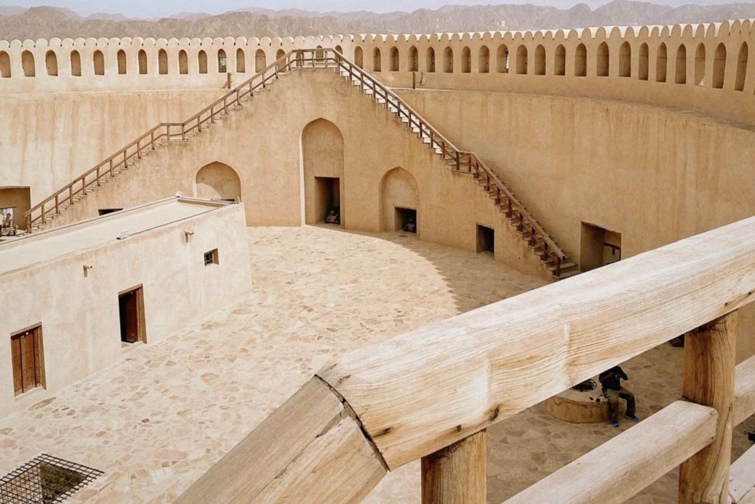 من مسقط إلى نزوى: جولة خاصة في القلعة والسوق والفلج والمتحف