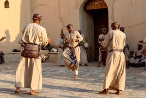 من مسقط إلى نزوى: جولة خاصة في القلعة والسوق والفلج والمتحف