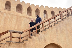 من مسقط إلى نزوى: جولة خاصة في القلعة والسوق والفلج والمتحف