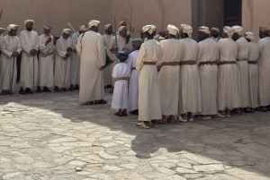 من مسقط إلى نزوى: جولة خاصة في القلعة والسوق والفلج والمتحف