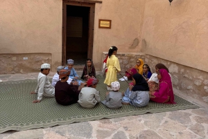 من مسقط إلى نزوى: جولة خاصة في القلعة والسوق والفلج والمتحف