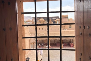 من مسقط إلى نزوى: جولة خاصة في القلعة والسوق والفلج والمتحف